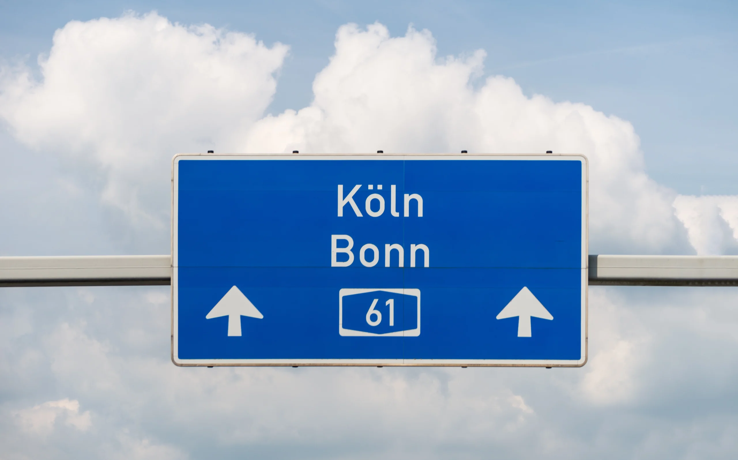 Autobahnschild Richtung Bonn, symbolisch für unsere Leistungen für Entrümpelung in der Region Bonn