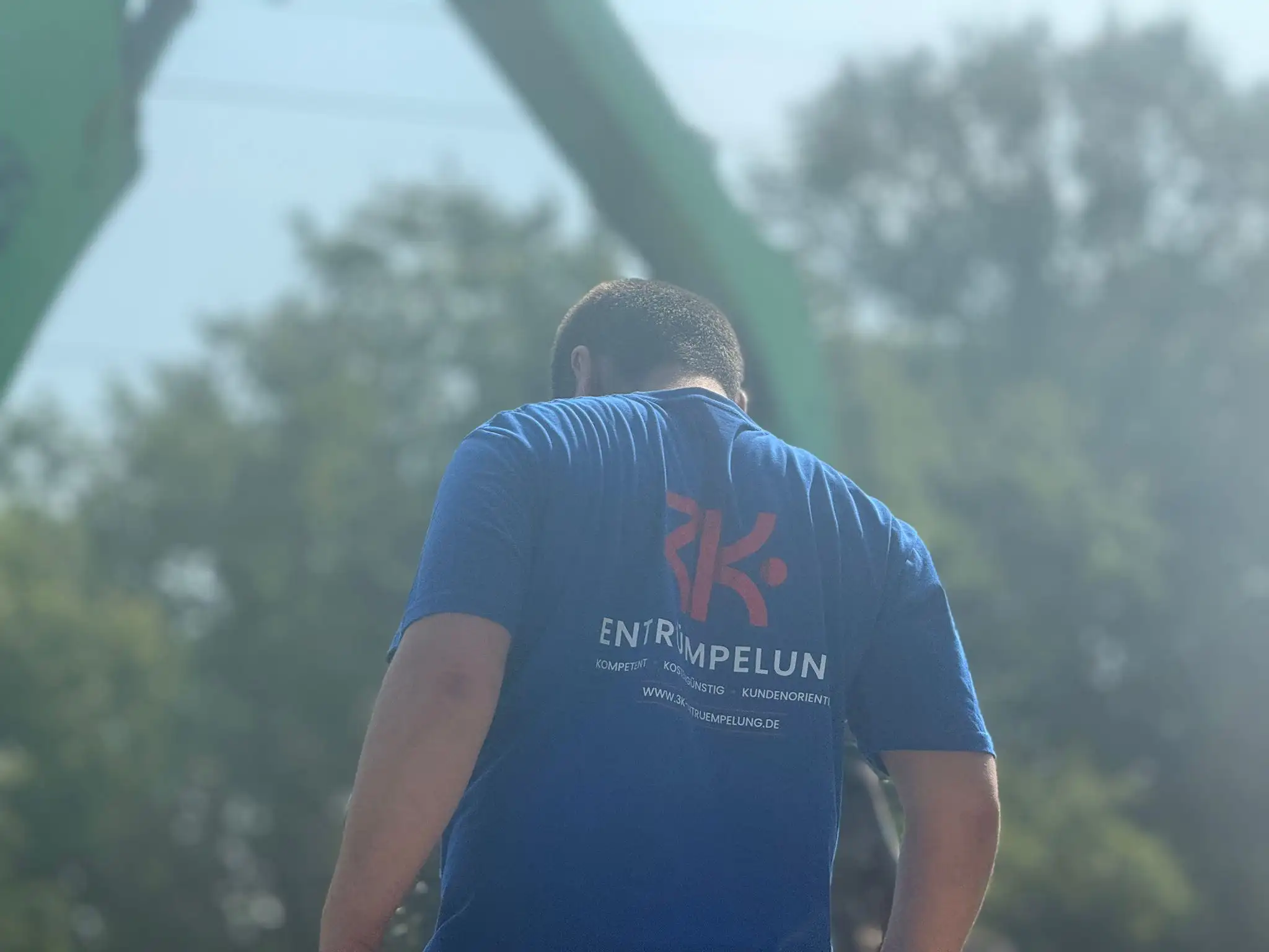 3K Entrümpelung Mitarbeiter bei der Arbeit – Professionelle Entrümpelungsdienste für Haushalte und Unternehmen in Leverkusen.