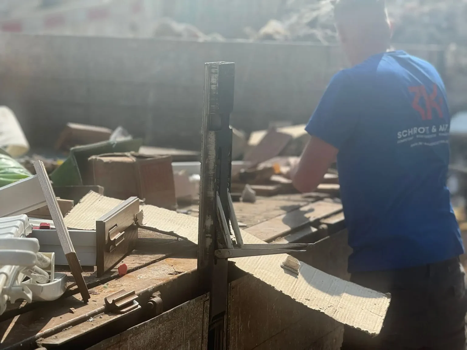 Unser Mitarbeiter beim beladen eines Anhängers, wie es bei einer Entrümpelung in Bonn vorkommt