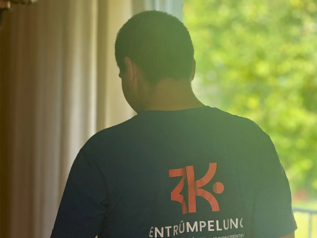 Mitarbeiter von 3K-Entrümpelung arbeitet in einem Raum, symbolisch für eine diskrete Arbeitsweise bei Entrümpelungen in Bonn