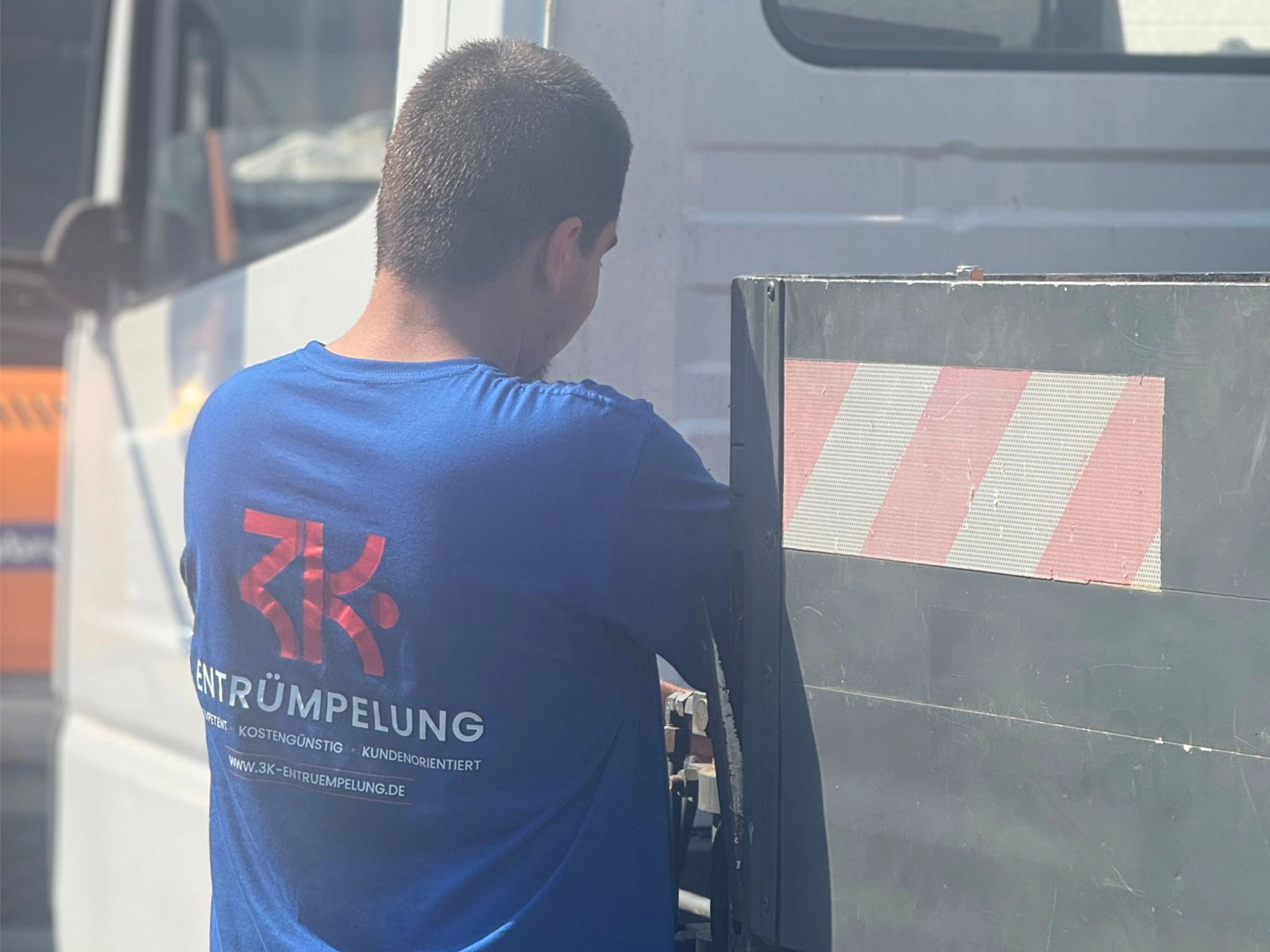 Mitarbeiter von 3K Entrümpelung beim Verladen von Gegenständen - Kostengünstige und professionelle Entrümpelung in Leverkusen